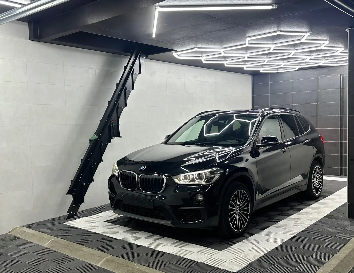 BMW X1 X1 1.5iA *** CAMERA *** TOIT PANO *** Zwart - 1