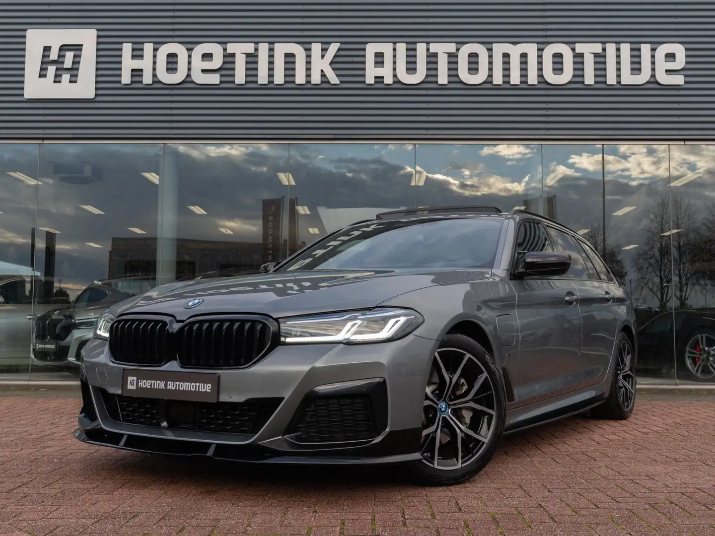 BMW 530 5-serie Touring 530e Business Edition Plus | Pano Grijs - 1