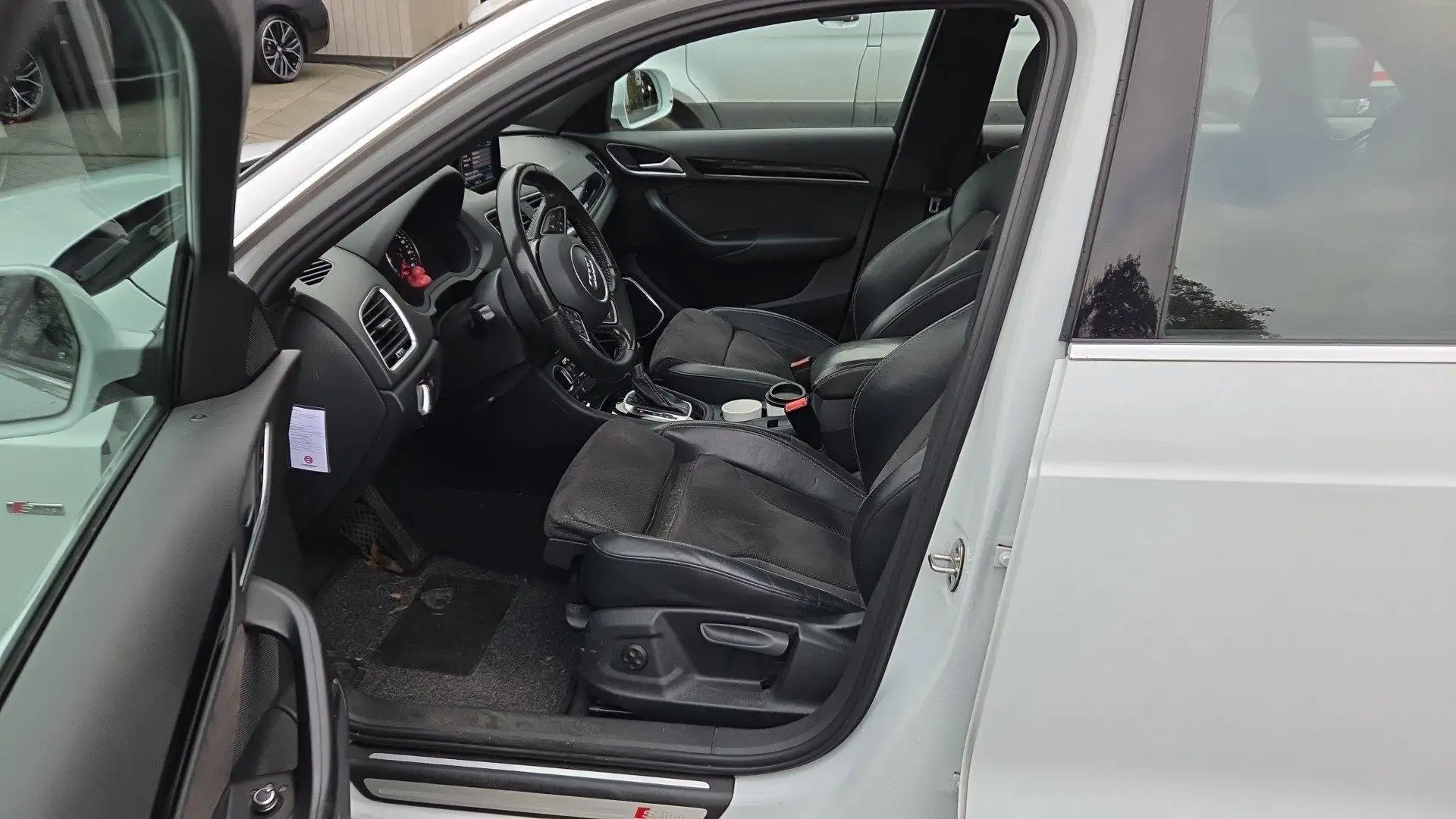 Audi Q3 2.0TFSI 220PK, quattro, S-line, Trekhaak, Panorama Wit - 2