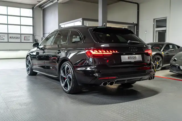 Audi S4 view 10