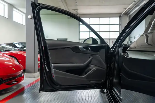Audi S4 view 11