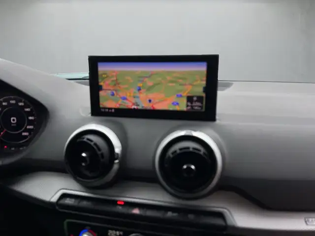 Audi Q2 view 10