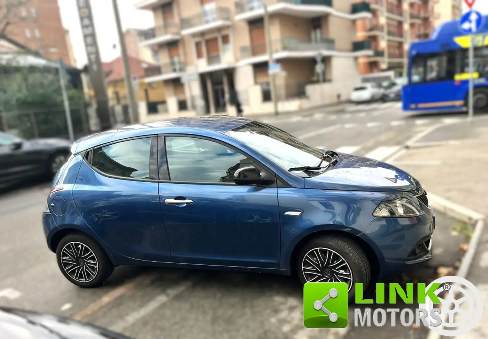 Lancia Ypsilon 1.0 FireFly 5 porte S&S Hybrid Ecochic Gold Azul - 2