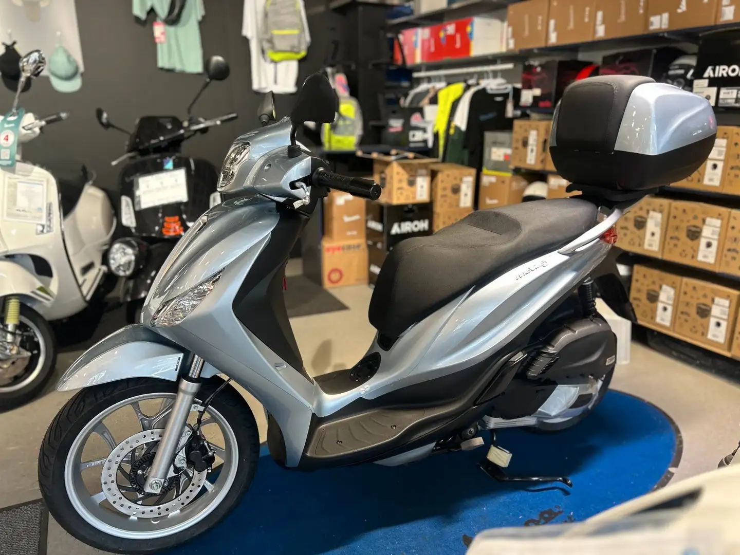 Piaggio Medley 125 Promo gratis Topcase Silber - 2