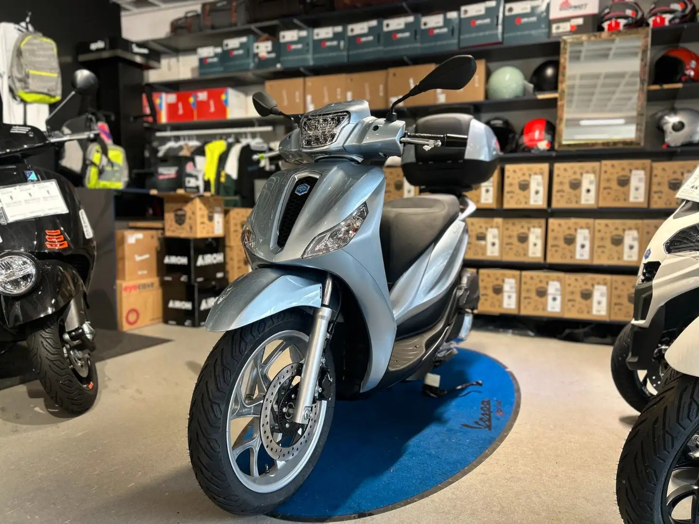 Piaggio Medley 125 Promo gratis Topcase Silber - 1