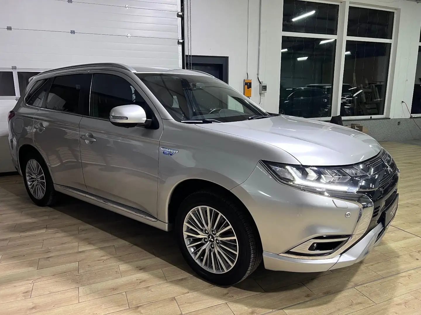 Mitsubishi Outlander PHEV Plus Spirit 4WD/Navi/360°Kamera/L Silber - 1