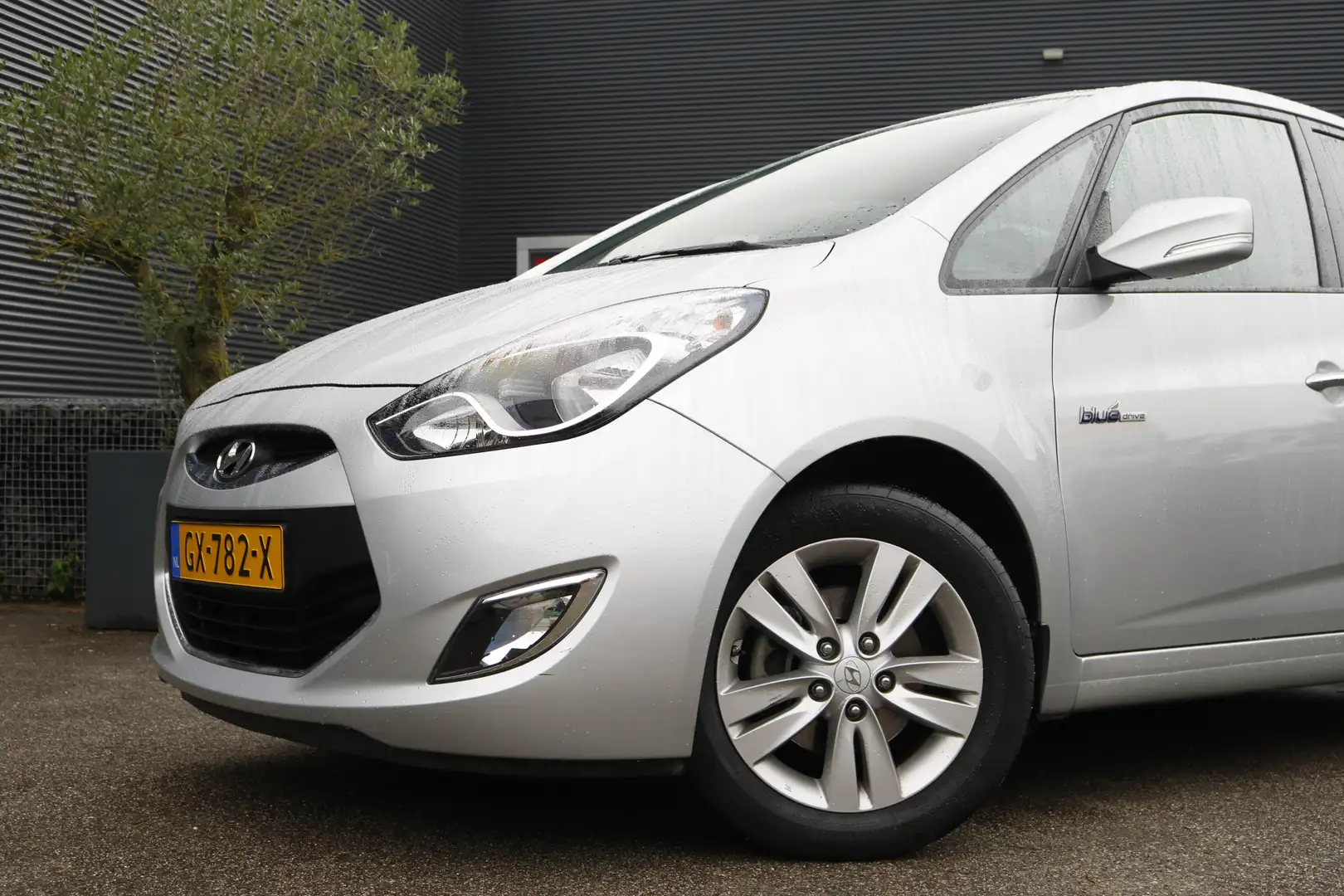Hyundai iX20 1.4i Go! | lage km stand | trekhaak | fabrieksnavi Grijs - 2