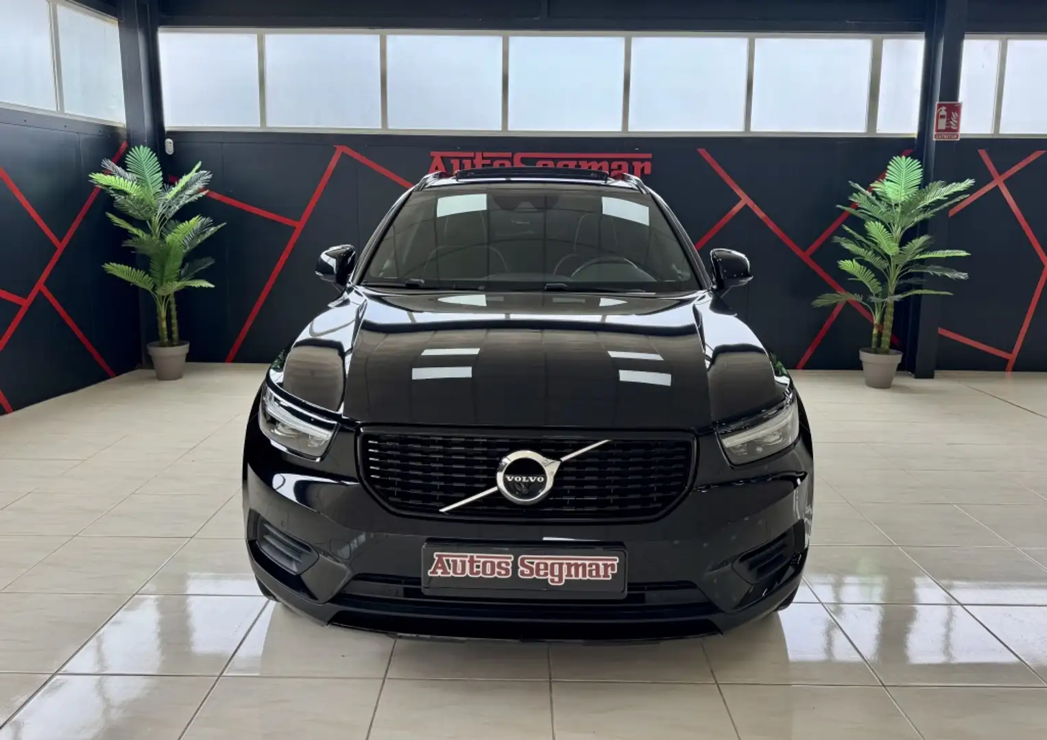 Volvo XC40 D3 R-Design Aut. Negro - 2