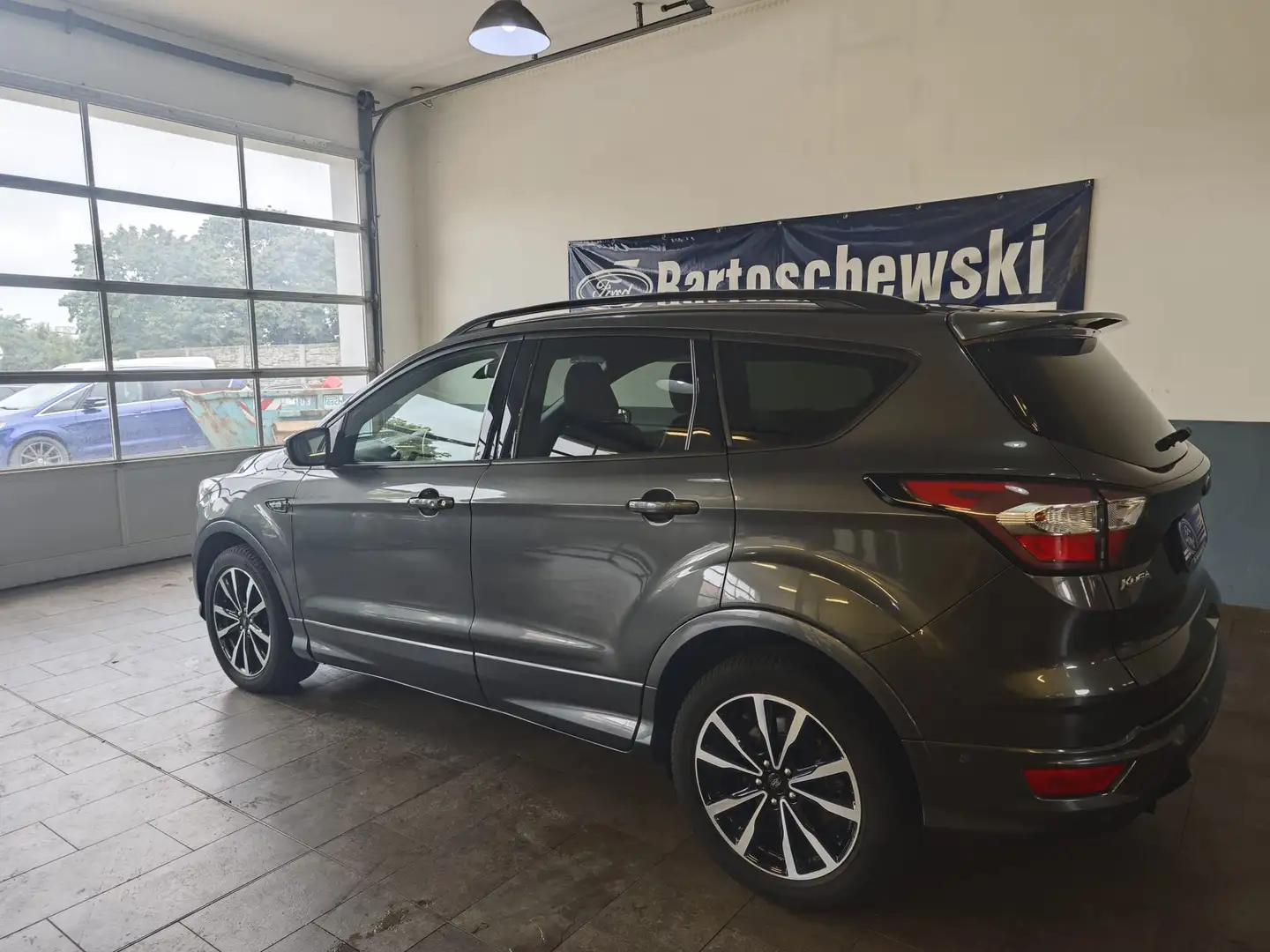 Ford Kuga ST-Line Grau - 2
