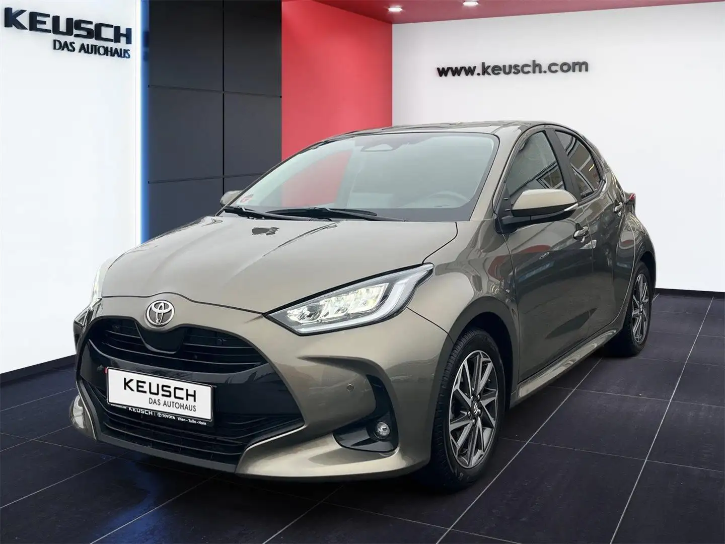 Toyota Yaris 1,5 Hybrid Active Drive Grün - 1