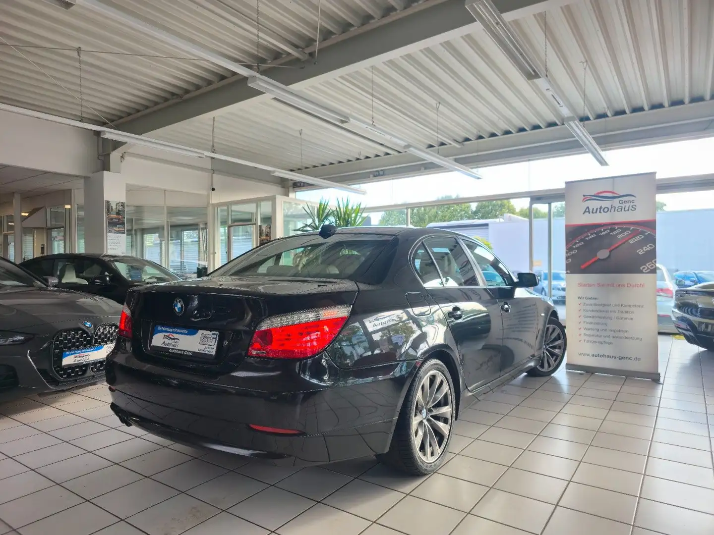 BMW 523 i Lim. Edition Lifestyle Navigation LED Schwarz - 2