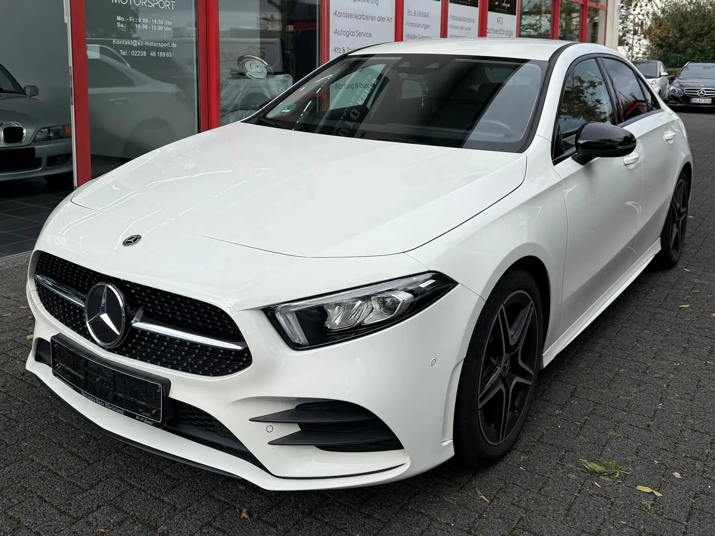 Mercedes-Benz A 220 A-Klasse Limousine 4Matic AMG Paket, Night Weiß - 1