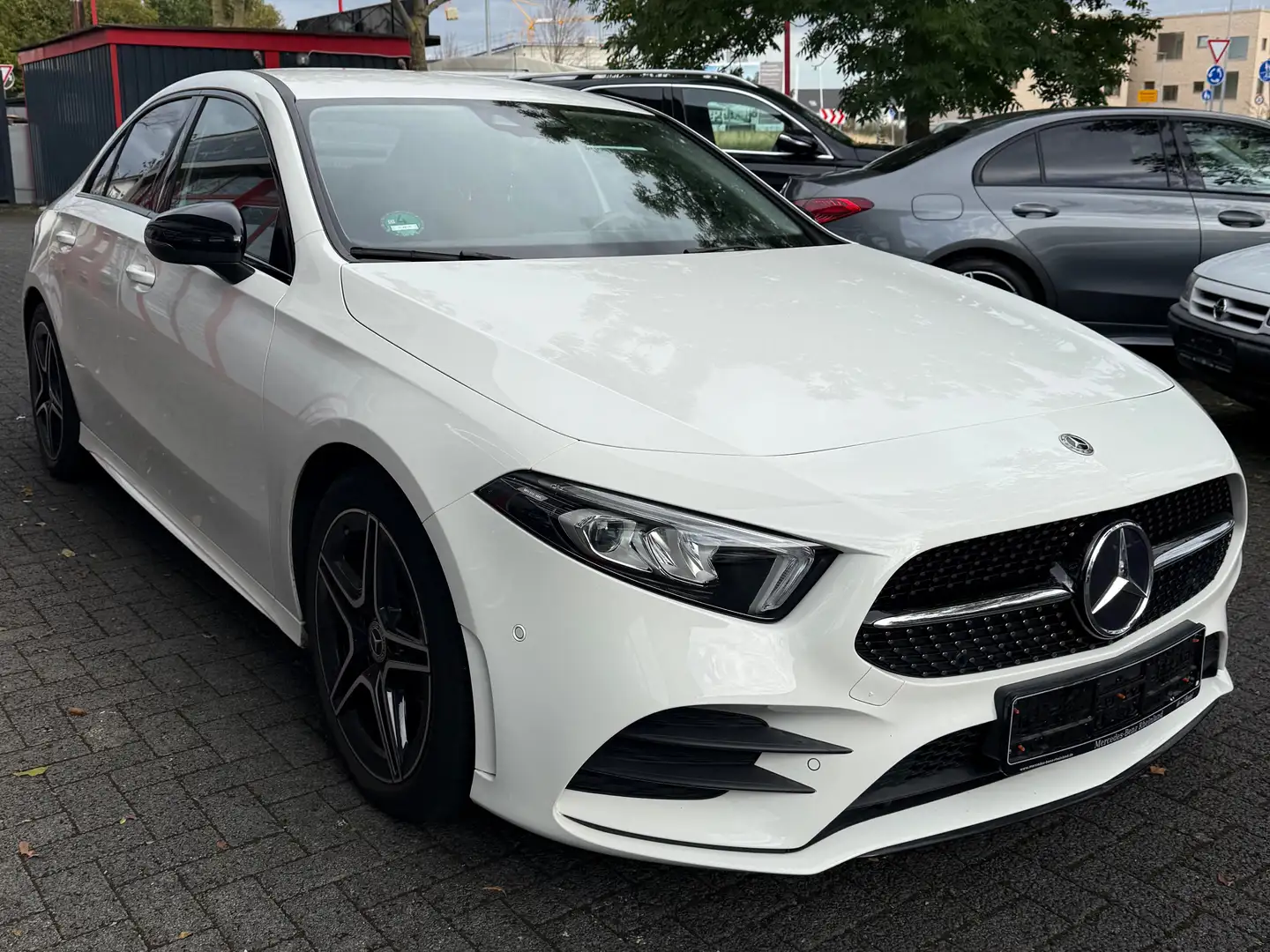 Mercedes-Benz A 220 A-Klasse Limousine 4Matic AMG Paket, Night Weiß - 2