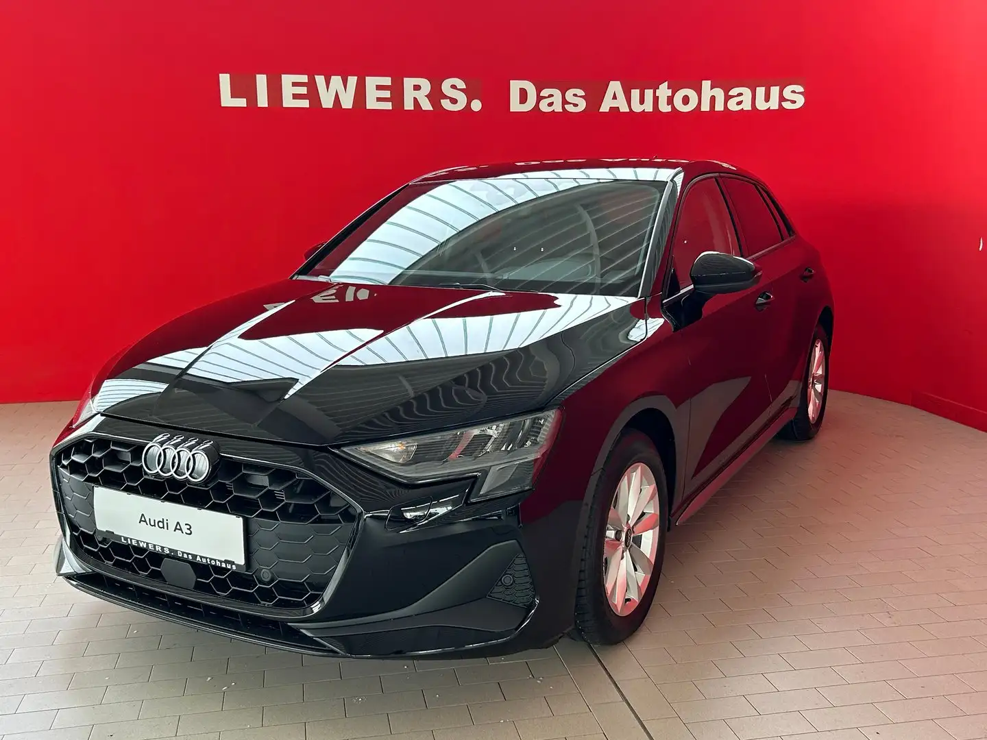 Audi A3 30 TFSI Schwarz - 2