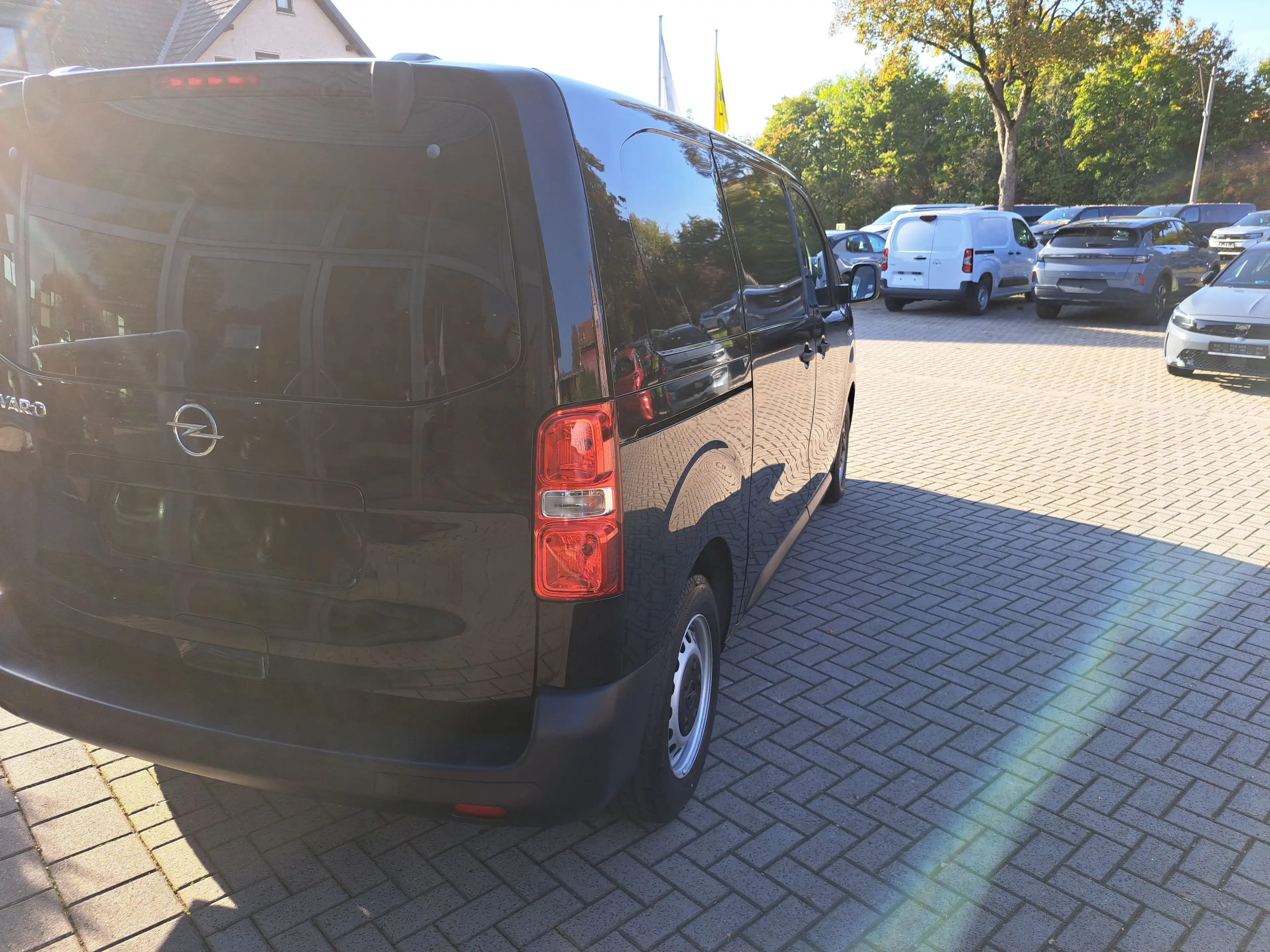 Opel Vivaro Kasten 2.0 D (L2) Edition M AUT PDC Holzboden — photo 4