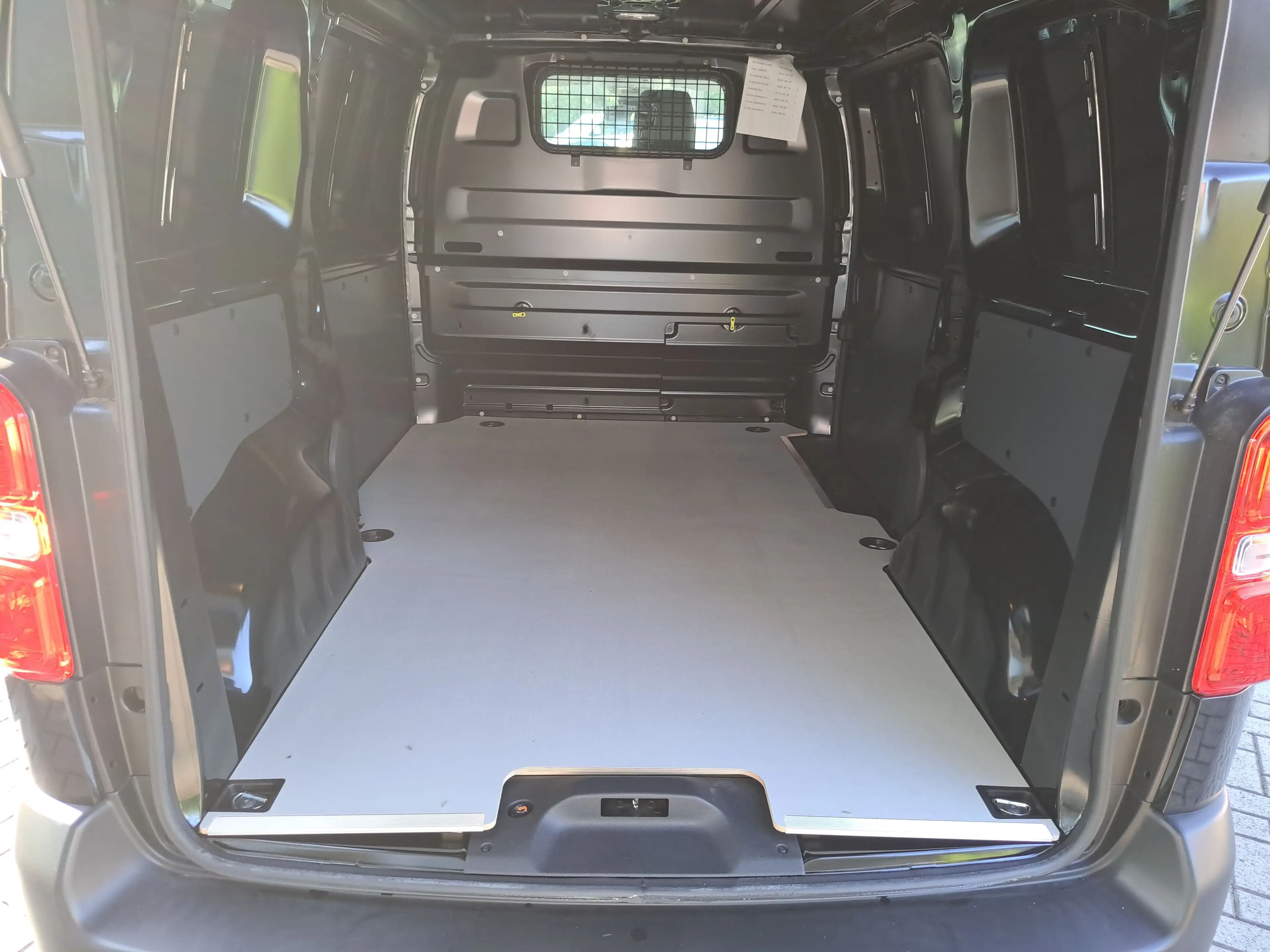 Opel Vivaro Kasten 2.0 D (L2) Edition M AUT PDC Holzboden — photo 9