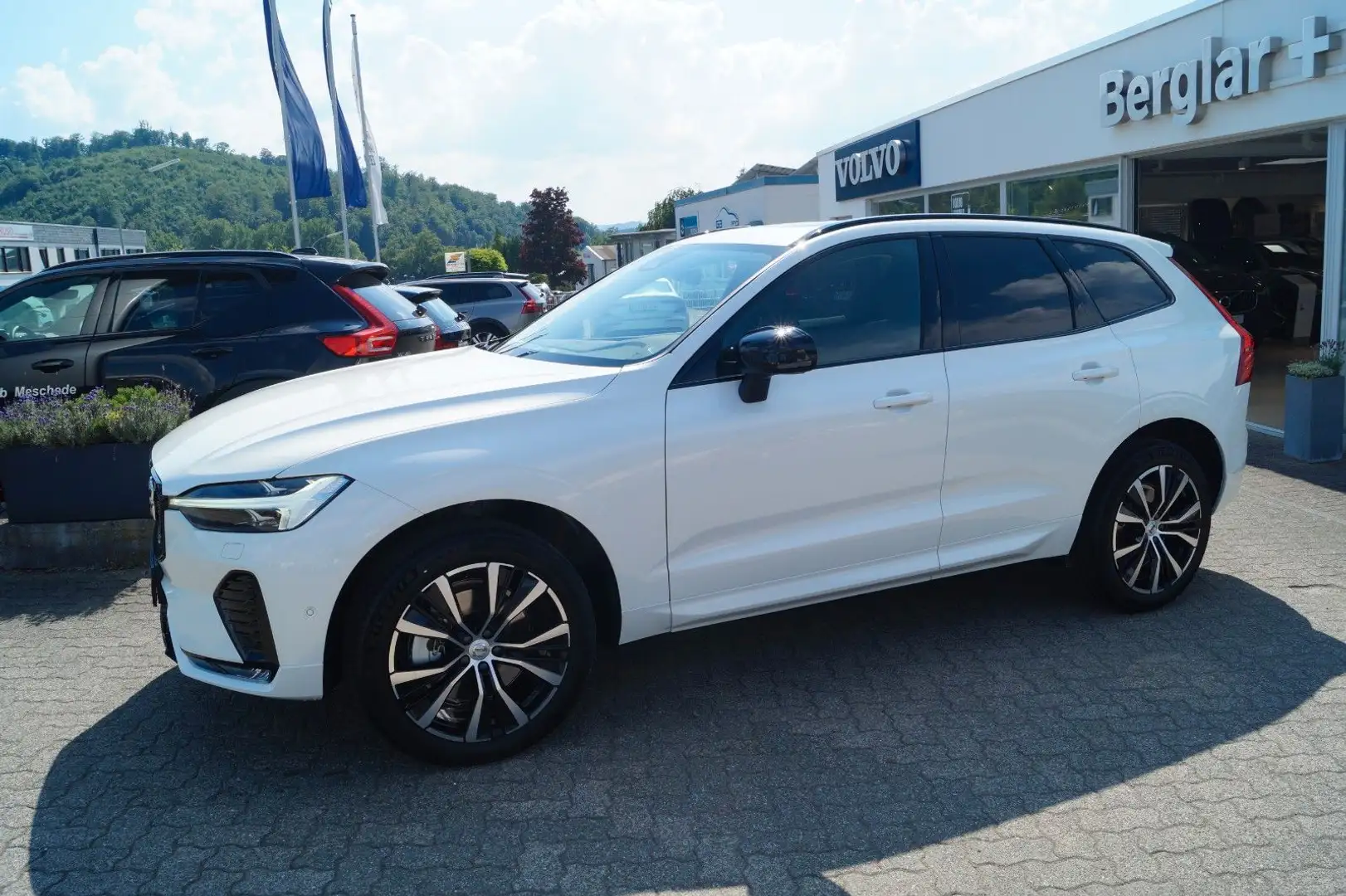 Volvo XC60 B4 Diesel AWD Plus Dark Aut/AHK/360°/Standh Weiß - 2