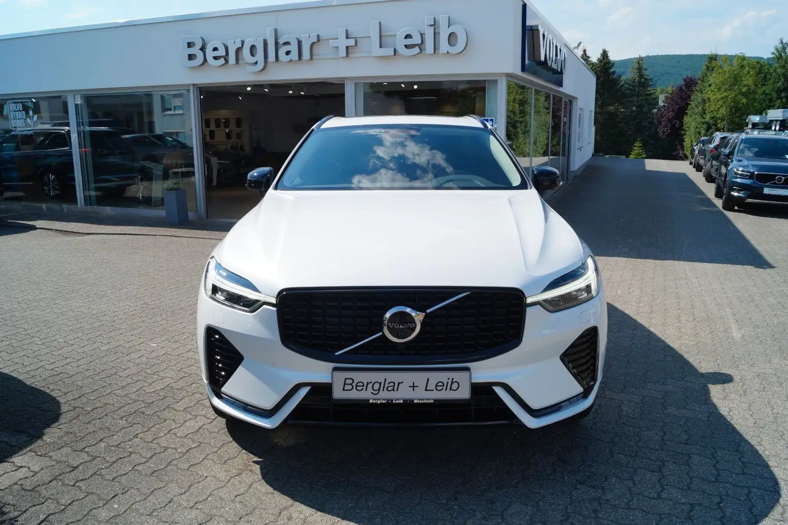 Volvo XC60 B4 Diesel AWD Plus Dark Aut/AHK/360°/Standh Weiß - 1