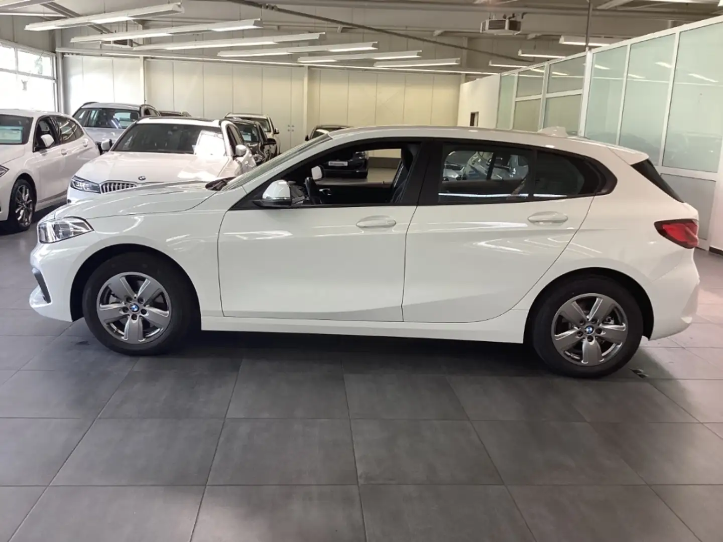 BMW 116 iA Advantage+Comfort AHK Sportsitze LCProf LenkHzg Biały - 2