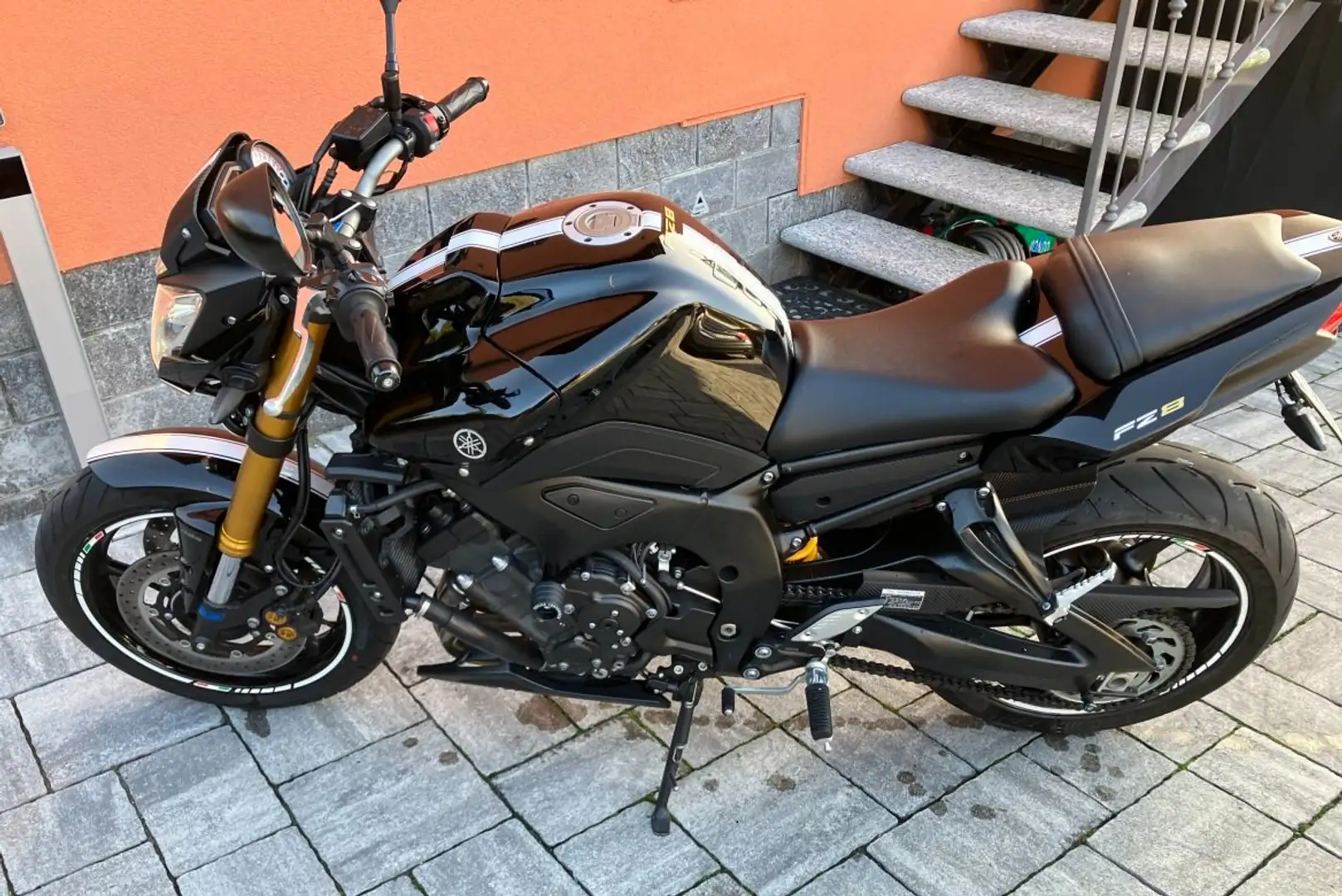 Yamaha FZ 8 BLACK SPORT ABS Factory Akra + OHLINS Fekete - 2