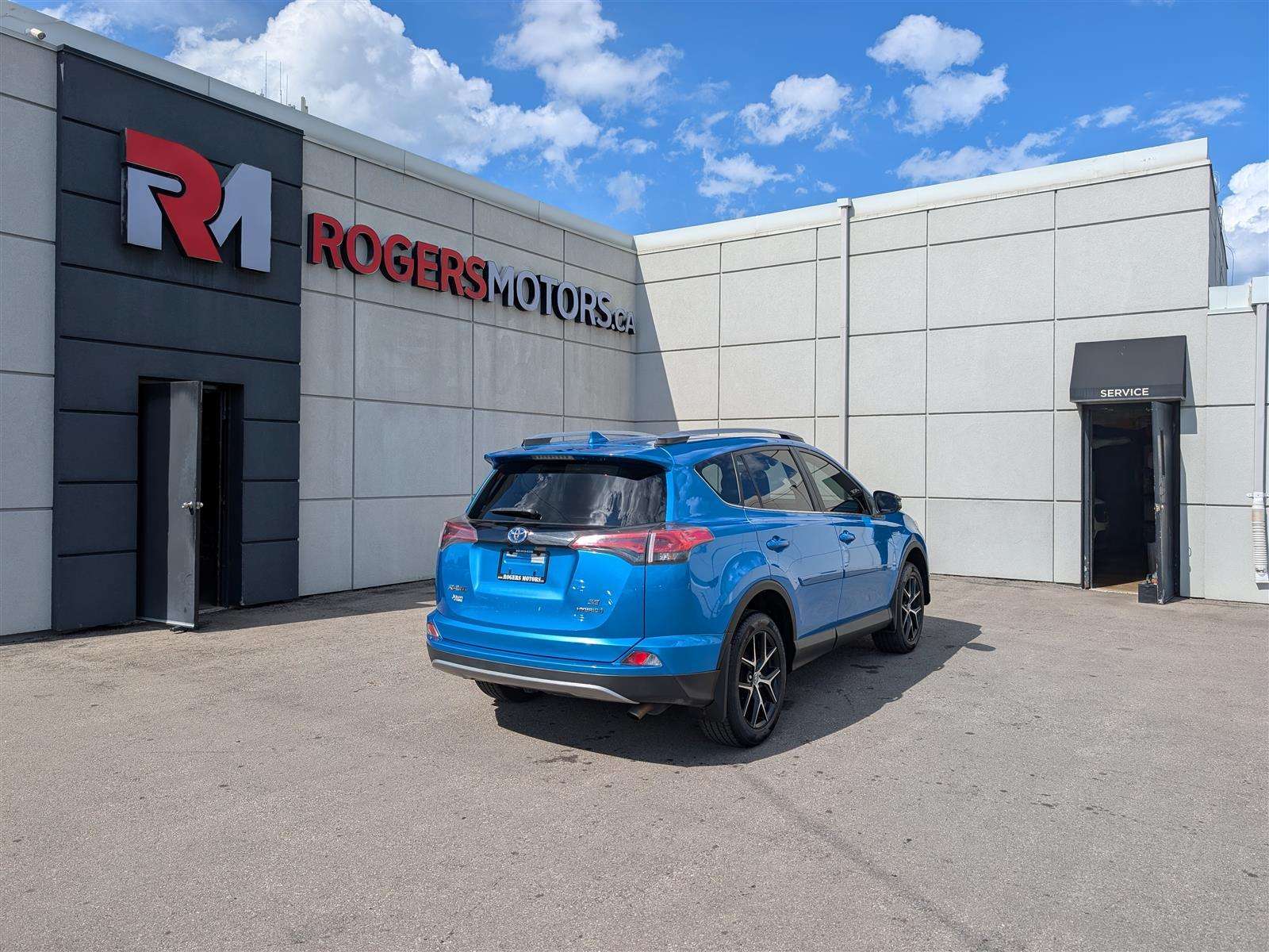 2017 Toyota RAV4 SE AWD - SUNROOF - NAVI - LEATHER - TECH FEATS — снимка 1