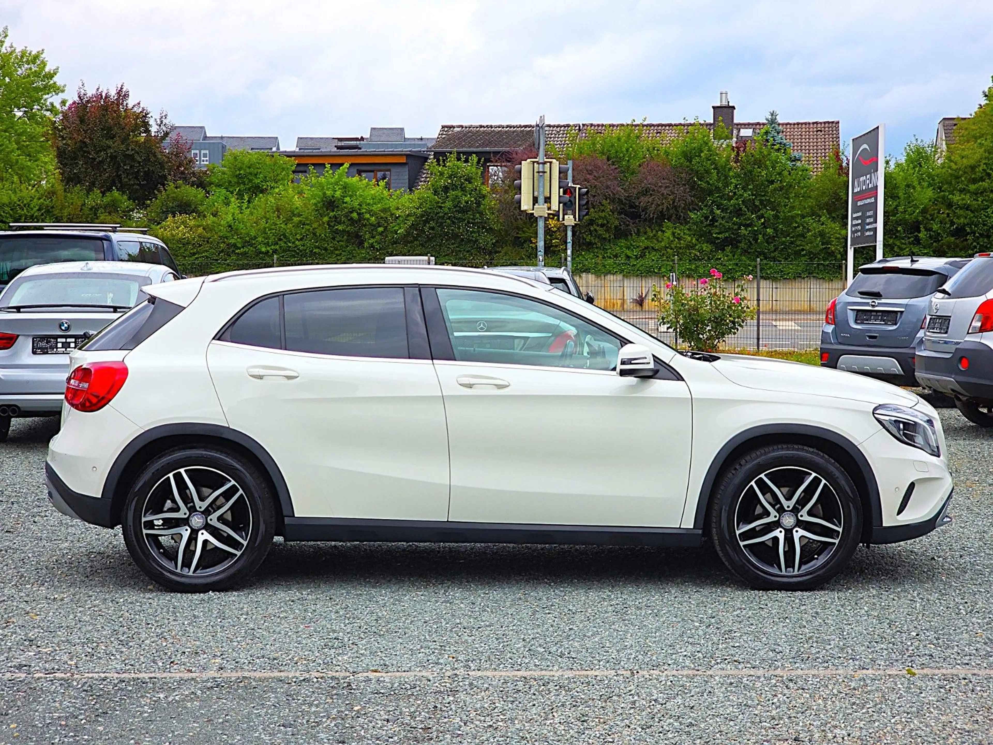 Mercedes-Benz GLA 200 (2.HAND/XENON/R.KAM/AHK/NAVI/PANO/SHZ) — photo 4
