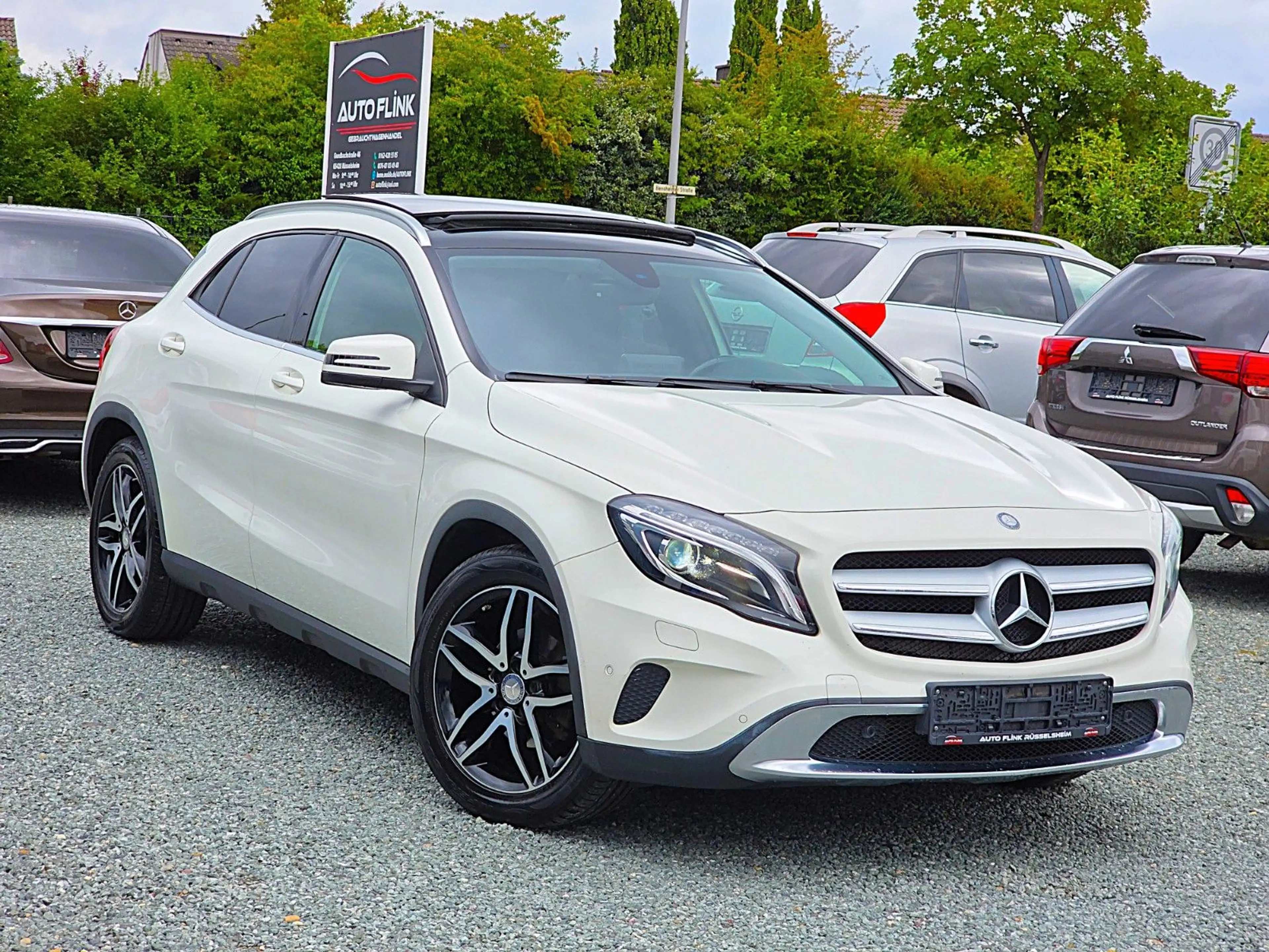 Mercedes-Benz GLA 200 (2.HAND/XENON/R.KAM/AHK/NAVI/PANO/SHZ)