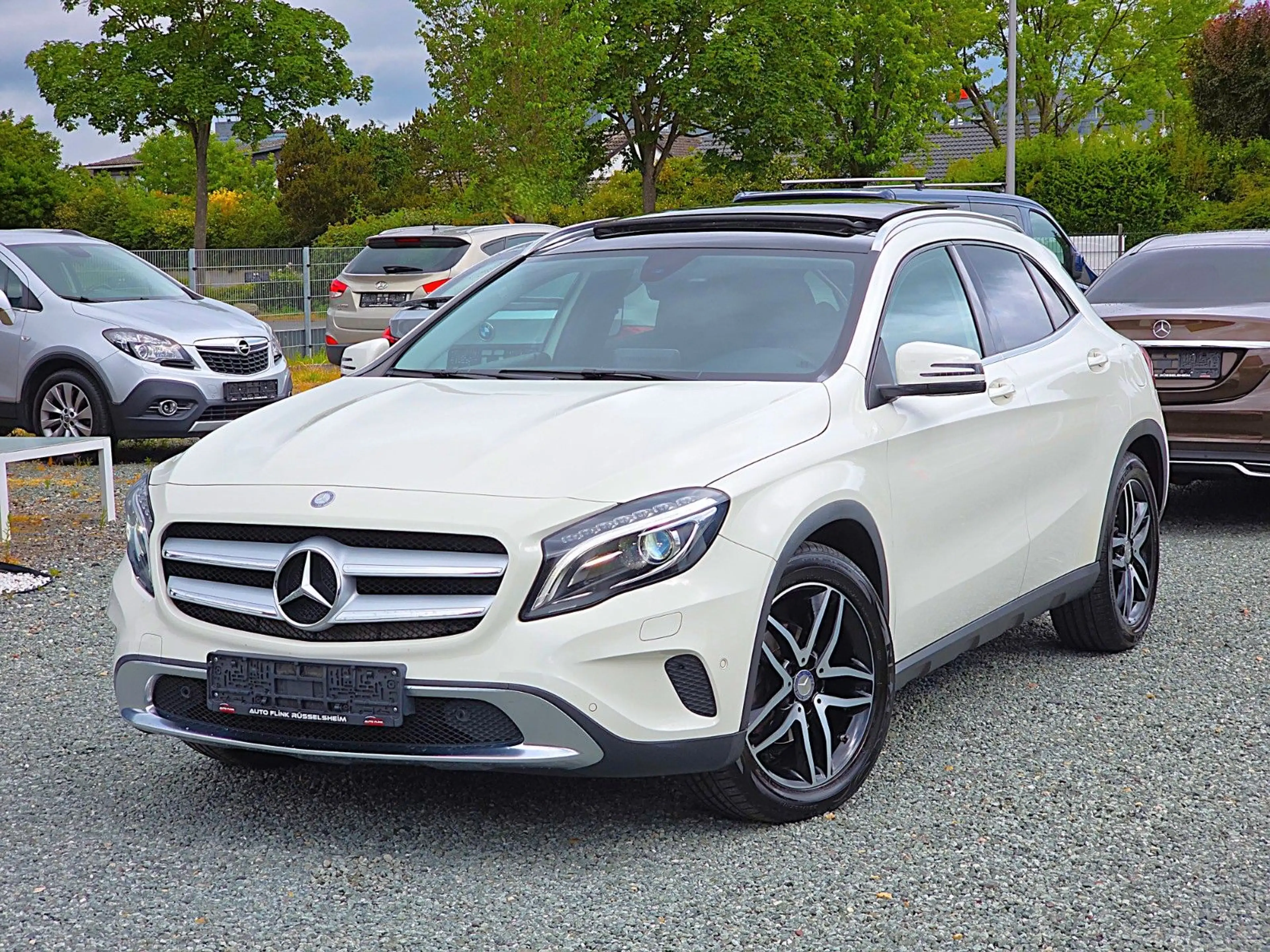 Mercedes-Benz GLA 200 (2.HAND/XENON/R.KAM/AHK/NAVI/PANO/SHZ) — photo 3