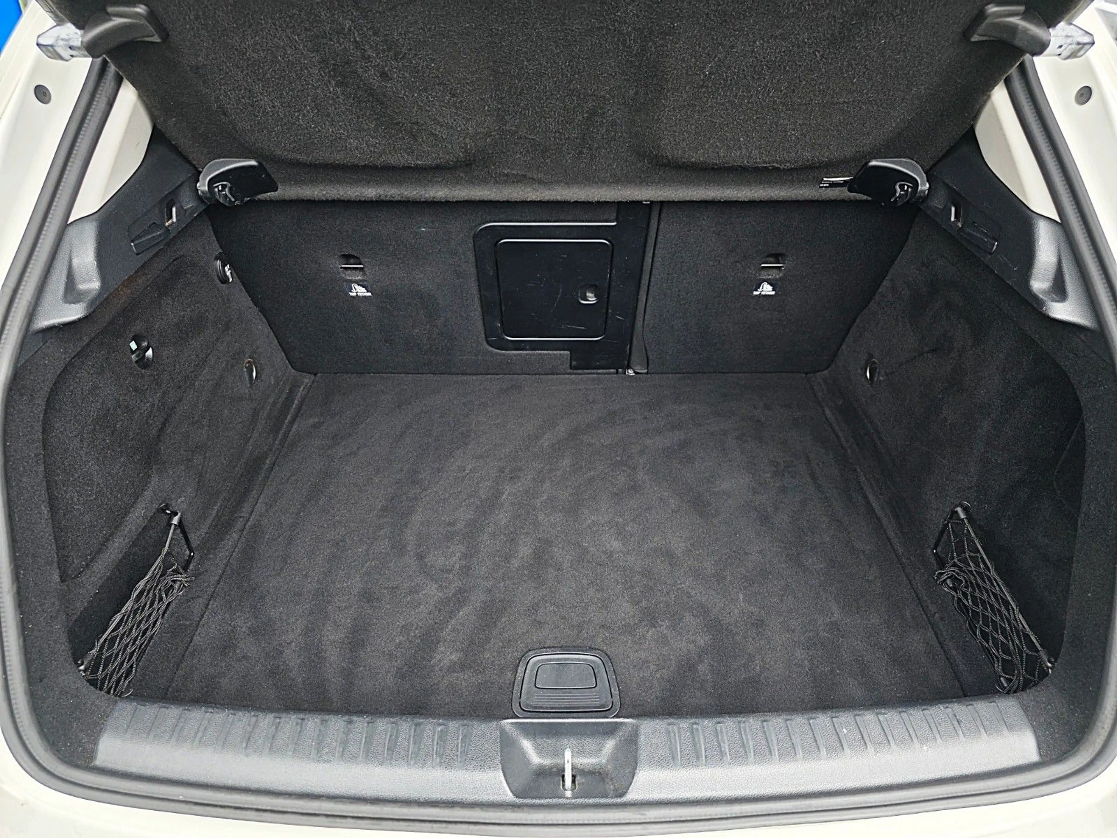 Mercedes-Benz GLA 200 (2.HAND/XENON/R.KAM/AHK/NAVI/PANO/SHZ) — photo 9