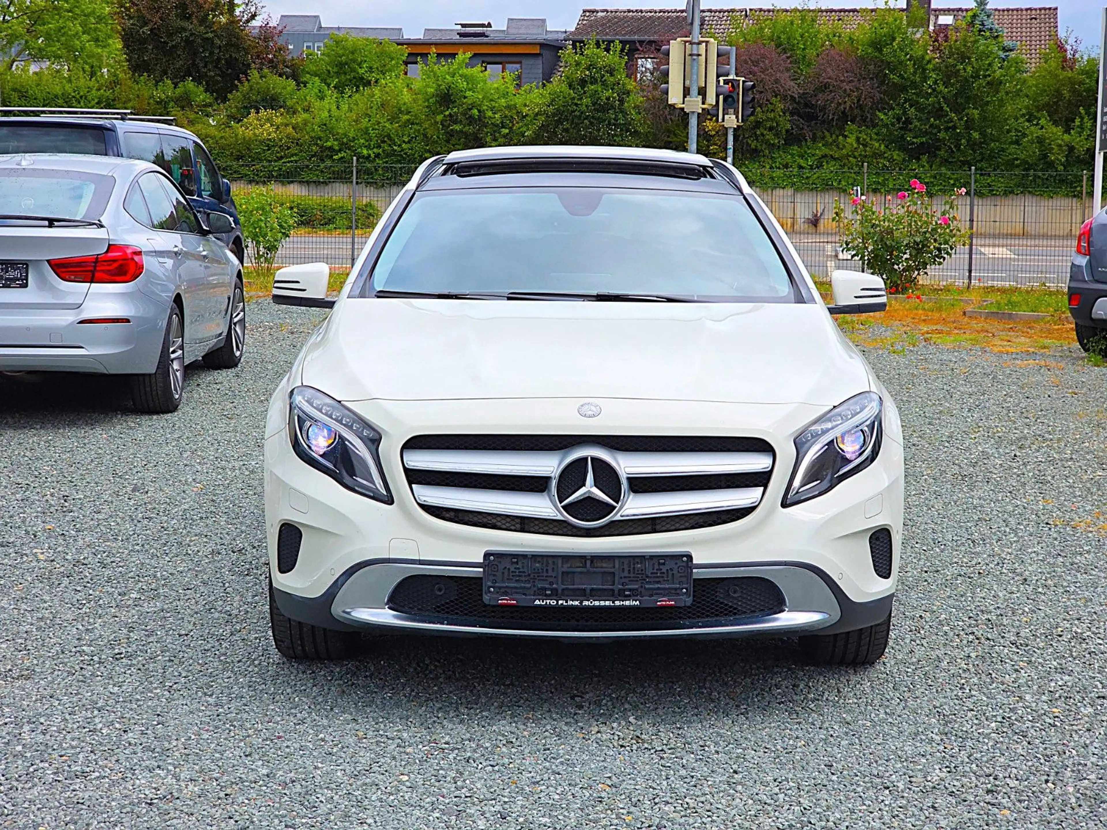 Mercedes-Benz GLA 200 (2.HAND/XENON/R.KAM/AHK/NAVI/PANO/SHZ) — photo 2