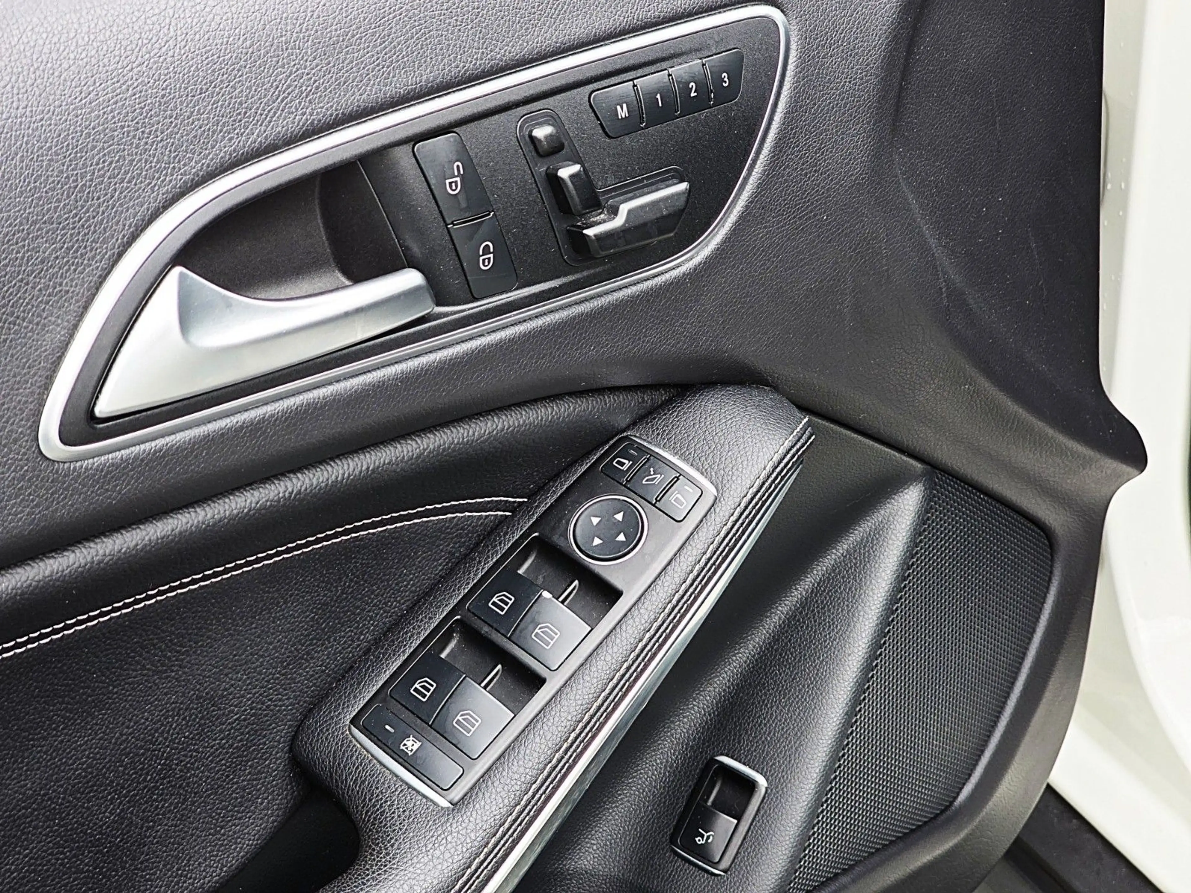 Mercedes-Benz GLA 200 (2.HAND/XENON/R.KAM/AHK/NAVI/PANO/SHZ) — photo 15