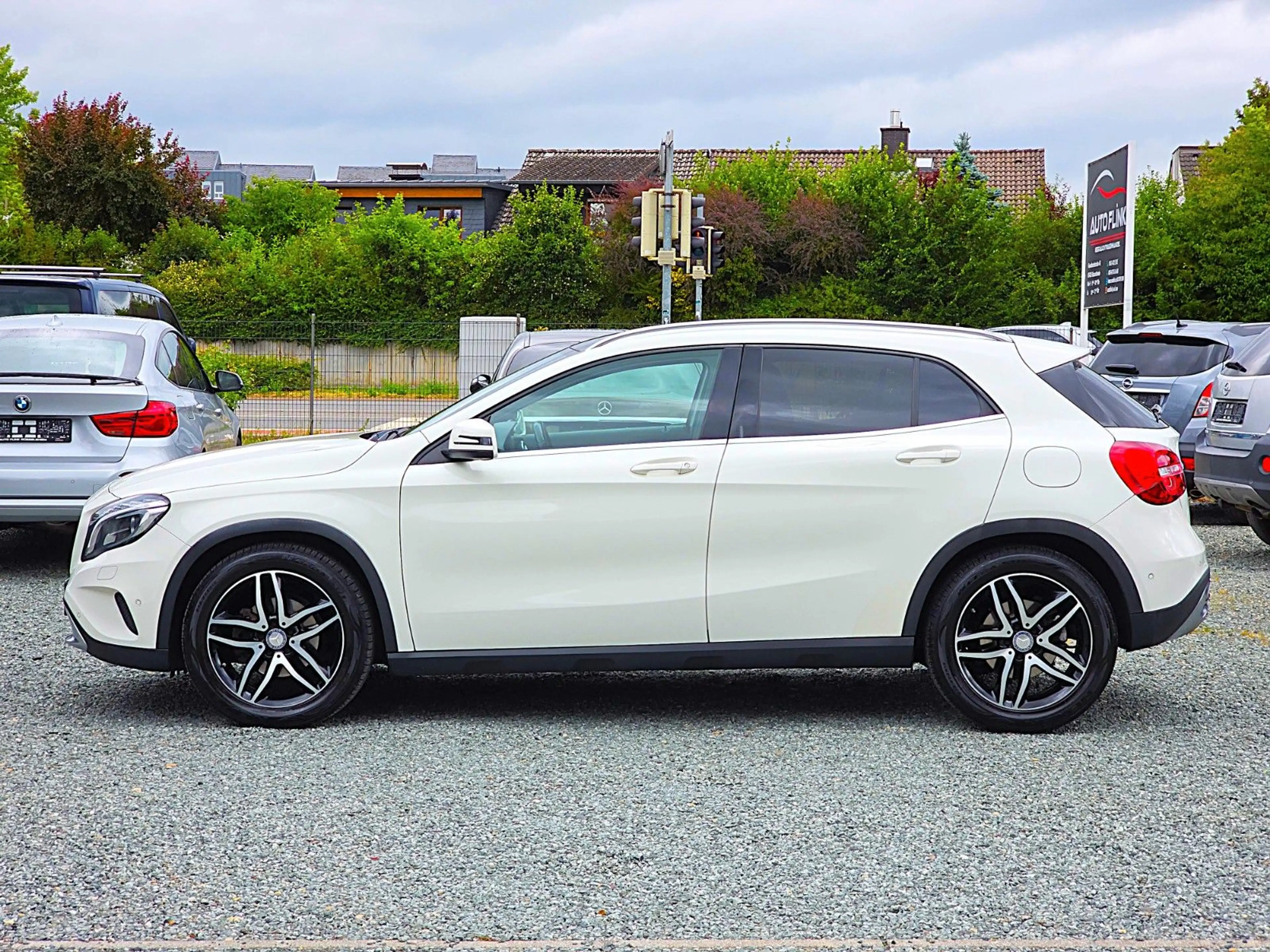Mercedes-Benz GLA 200 (2.HAND/XENON/R.KAM/AHK/NAVI/PANO/SHZ) — photo 8