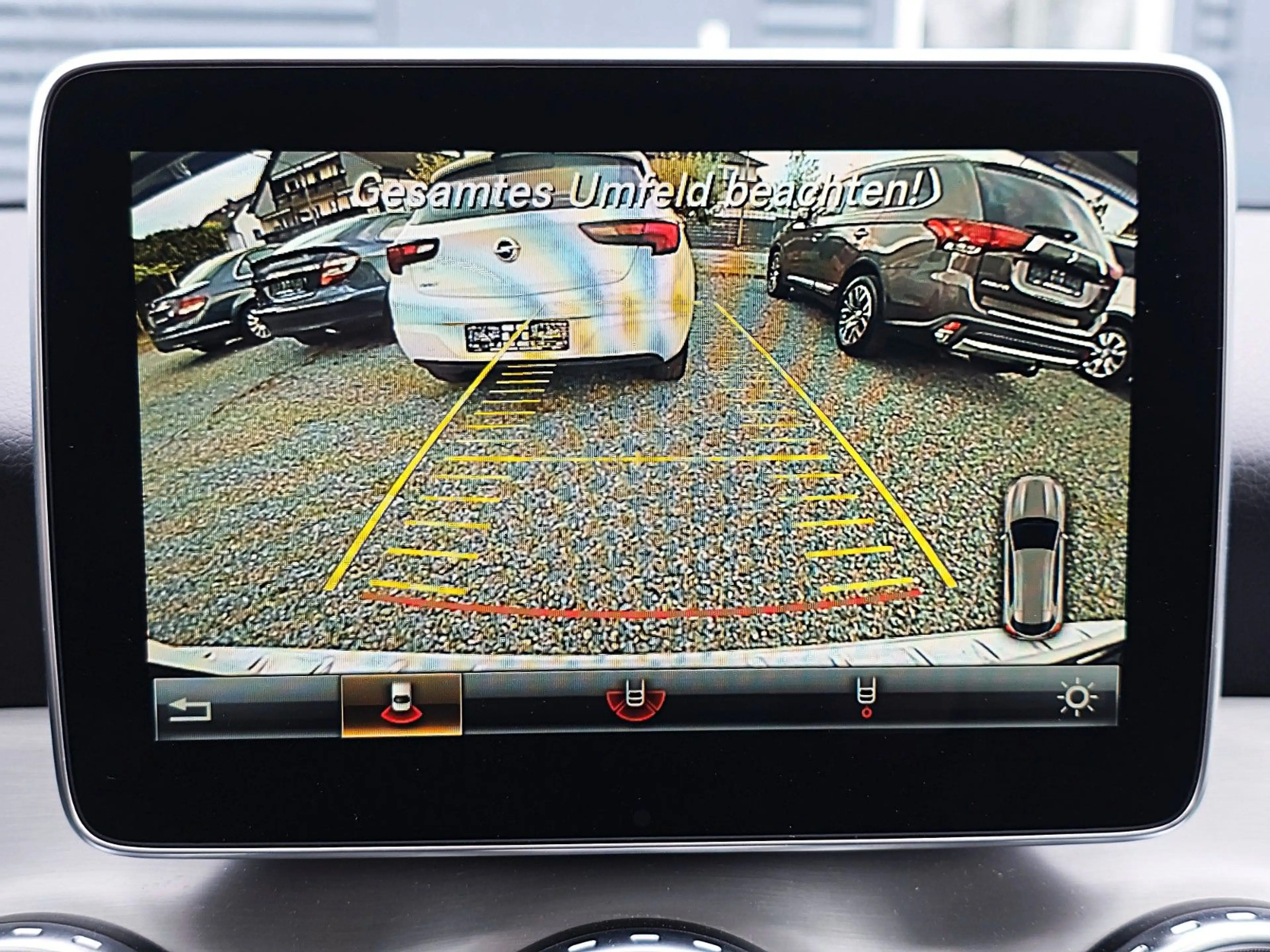 Mercedes-Benz GLA 200 (2.HAND/XENON/R.KAM/AHK/NAVI/PANO/SHZ) — photo 13