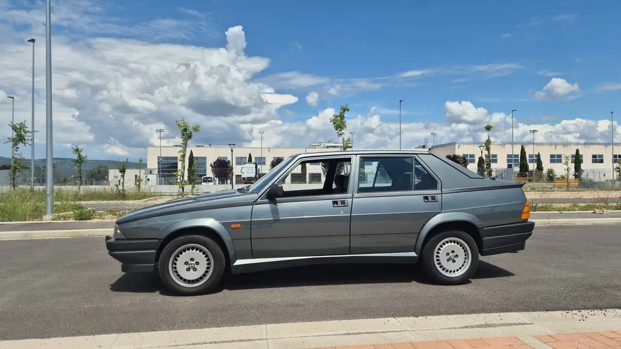 Alfa Romeo 75 2.0i ts, foto 2