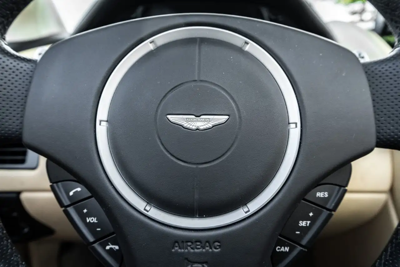 Aston Martin V8 снимка Aston Martin V8