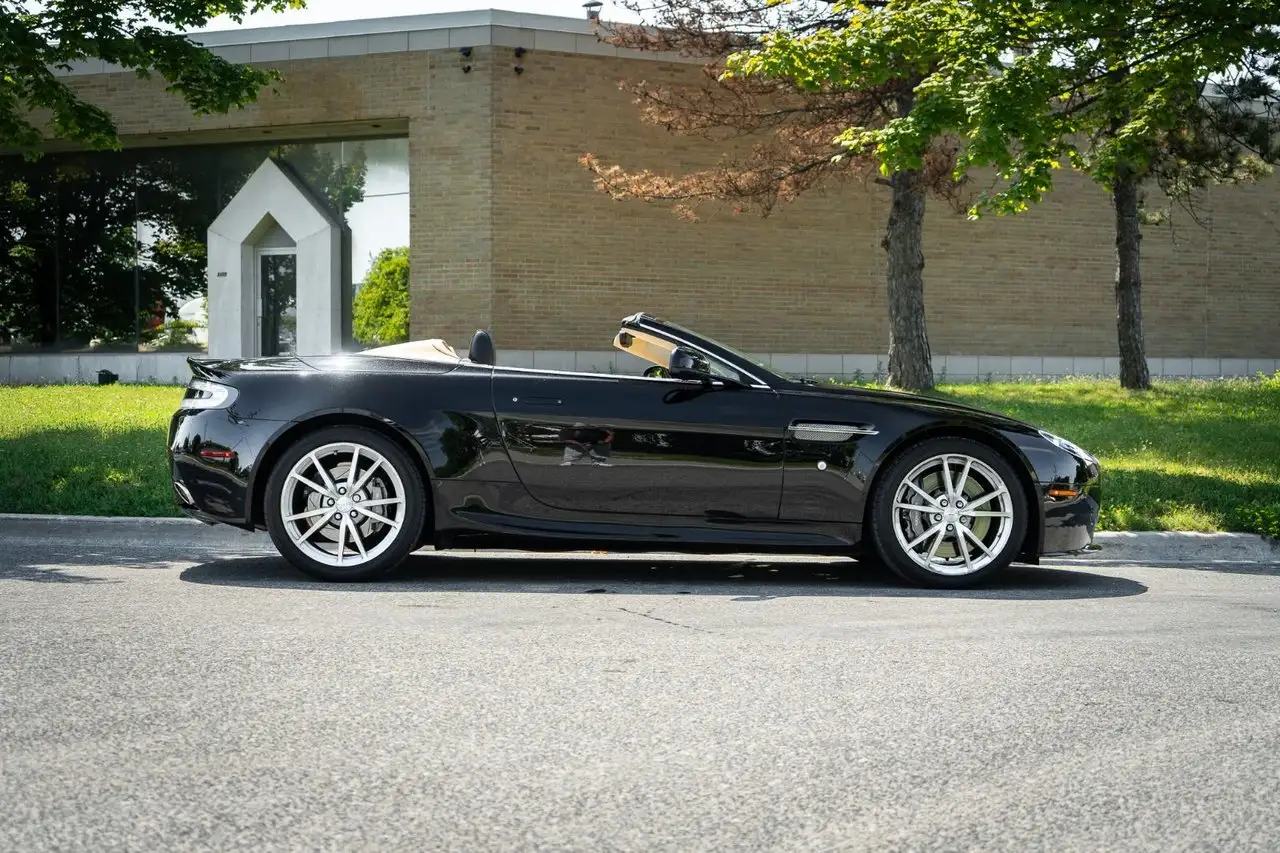Aston Martin V8 снимка Aston Martin V8