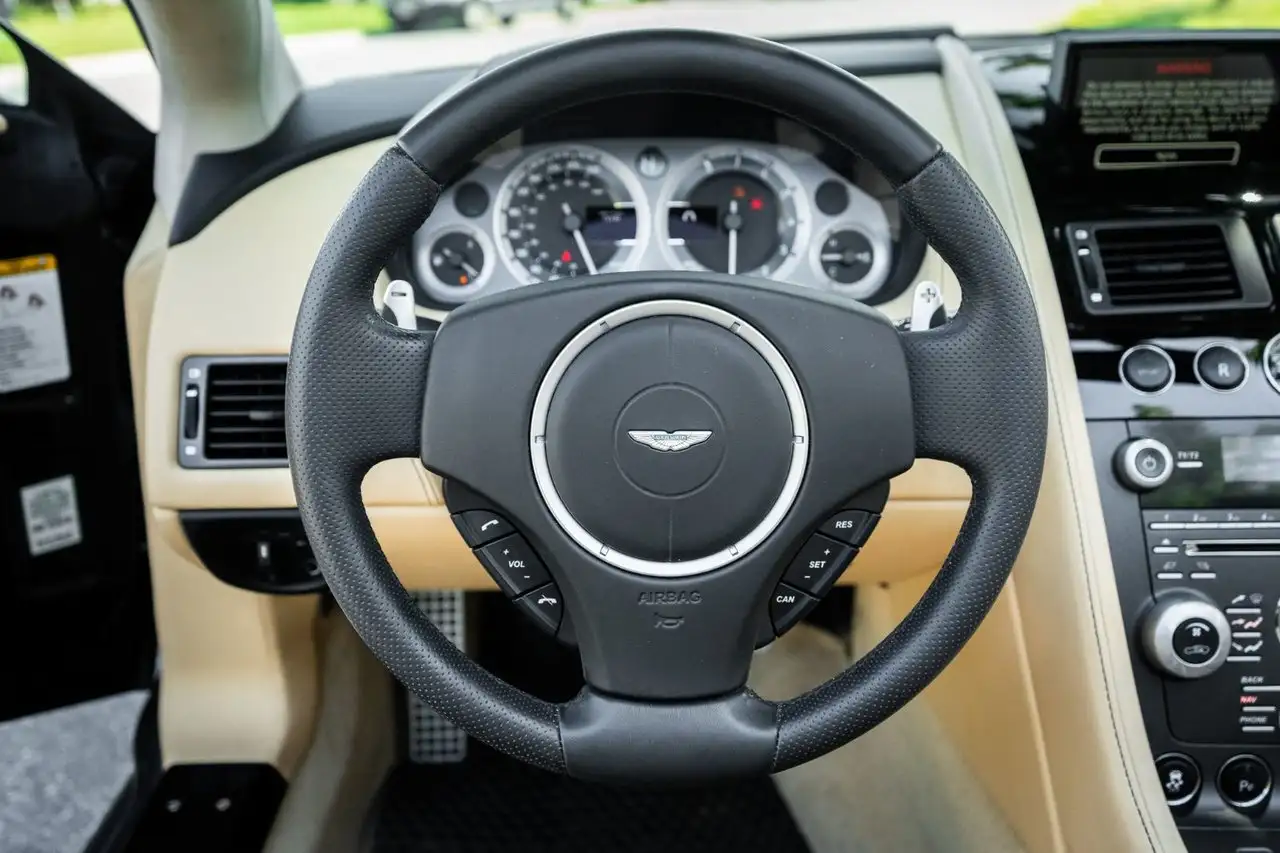Aston Martin V8 снимка Aston Martin V8