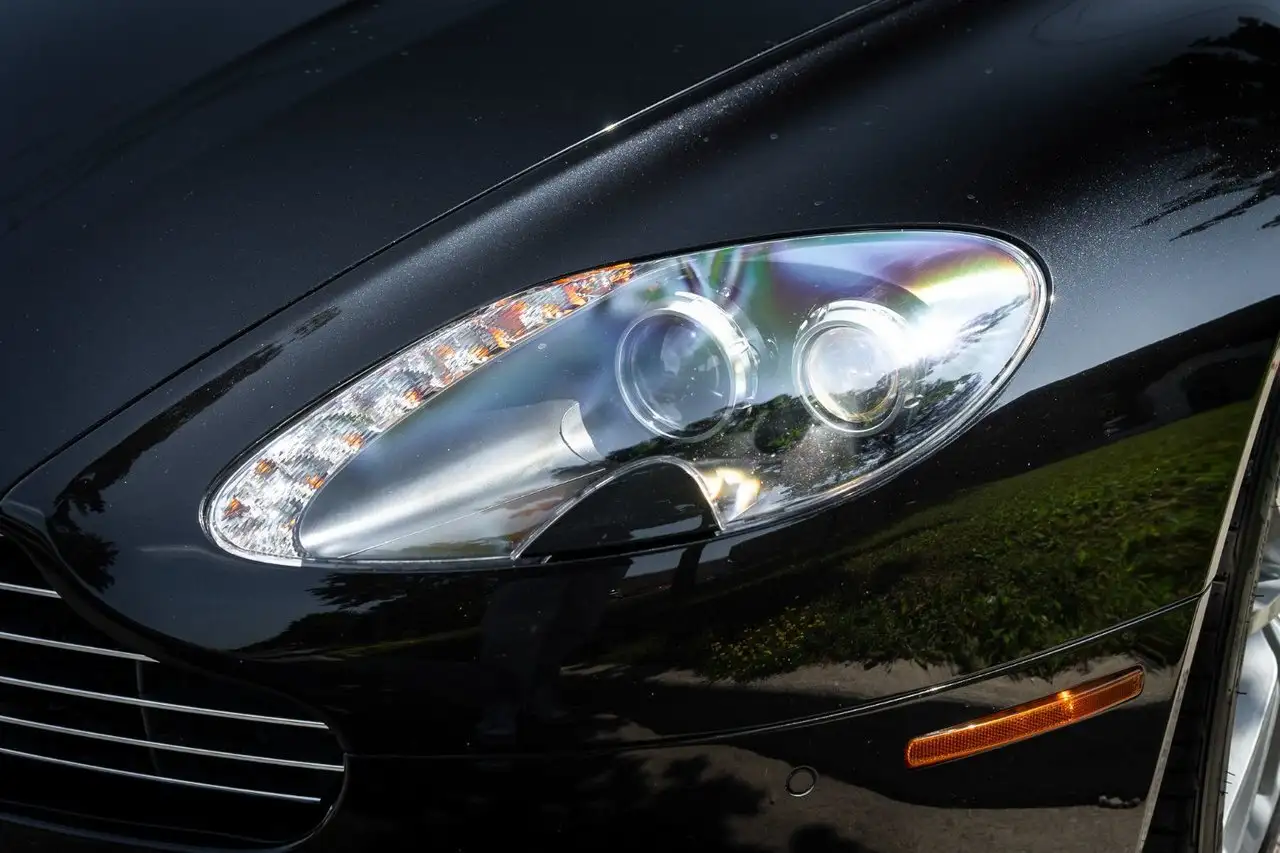 Aston Martin V8 снимка Aston Martin V8