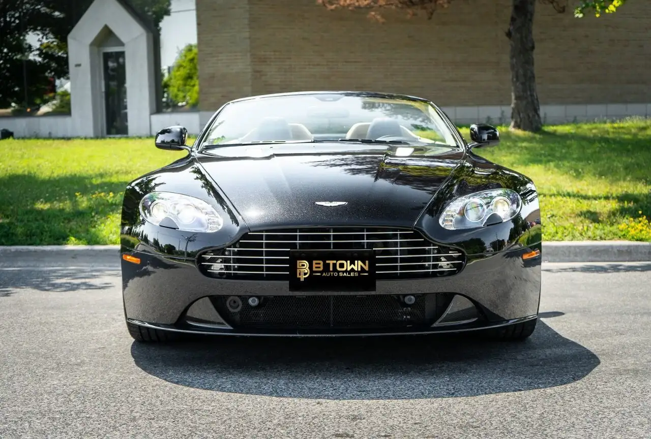 Aston Martin V8 снимка Aston Martin V8