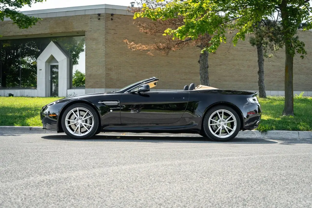 Aston Martin V8 снимка Aston Martin V8