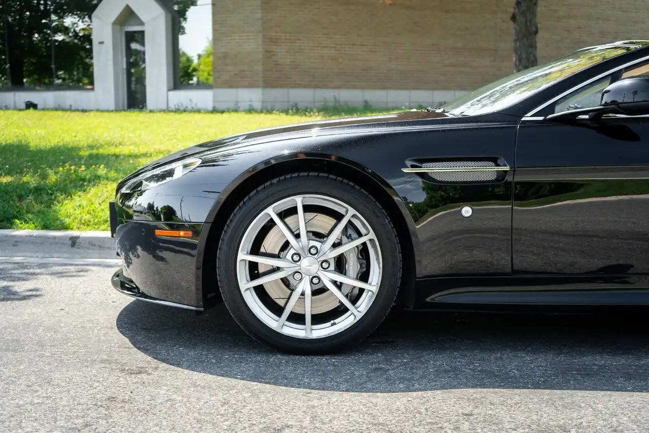 Aston Martin V8 снимка Aston Martin V8