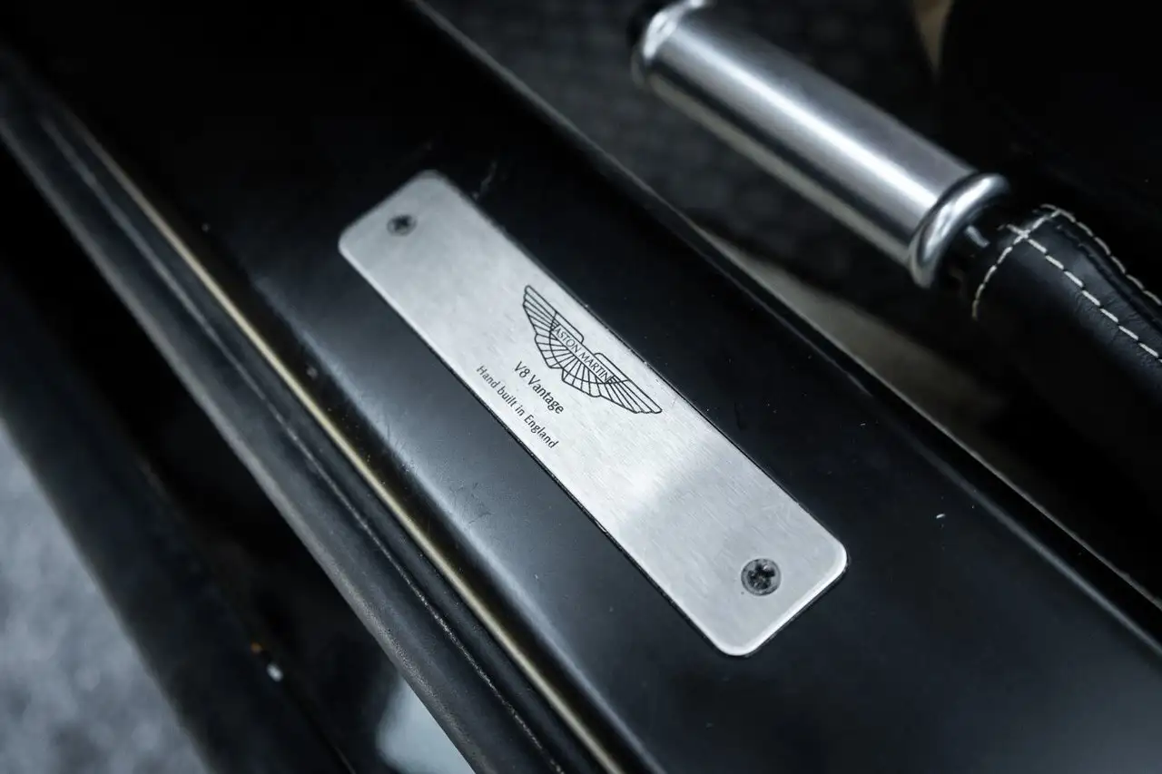 Aston Martin V8 снимка Aston Martin V8