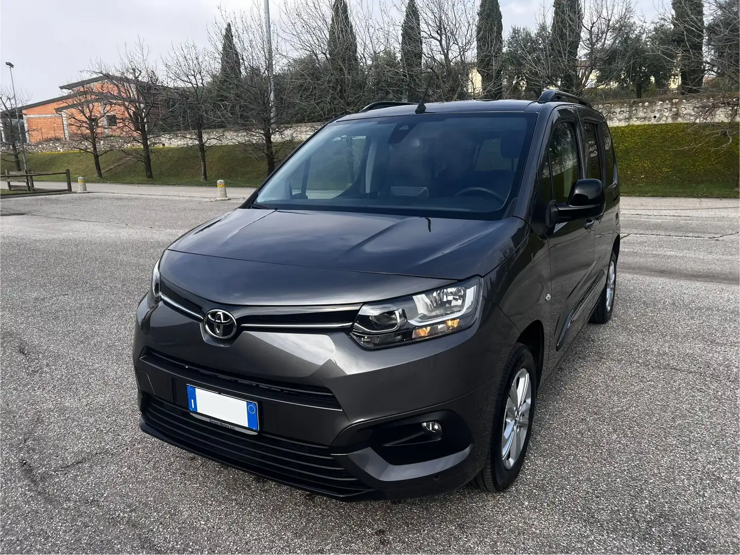 Toyota Proace City 1.5D 130 CV S&S Short Executive Šedá - 1