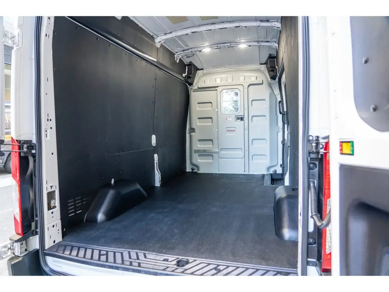 Ford Transit Cargo Van снимка Ford Transit Cargo Van