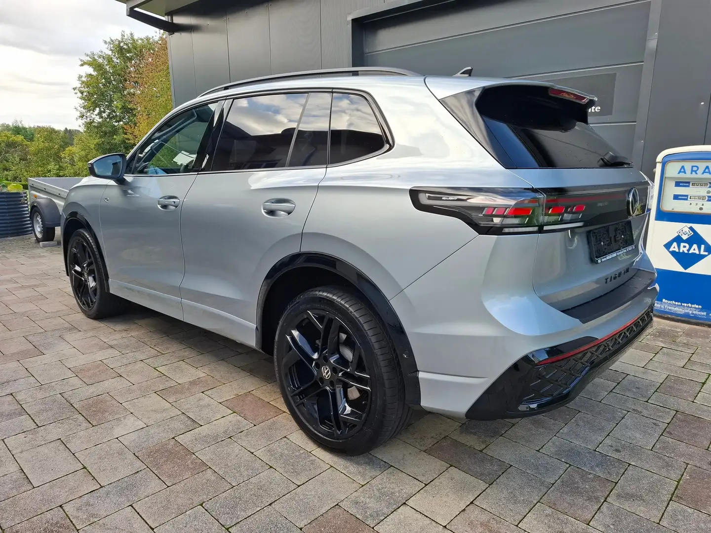 Volkswagen Tiguan R-Line 4 Motion/Standheiz/Pano/AHK/Matrix/el.Heck Grau - 2