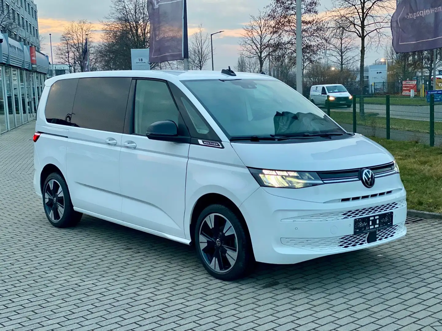 Volkswagen T7 Multivan Life DSG Navi LED Tisch Blanco - 2