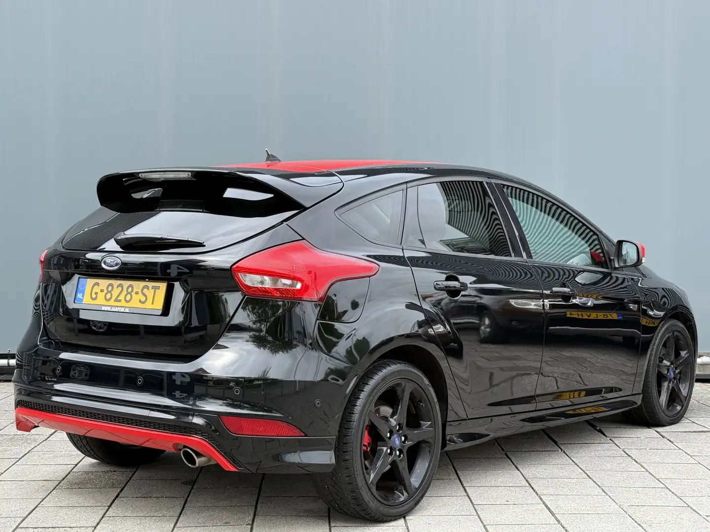 Ford Focus BWJ 2016 | 1.5T 150PK ST-LINE Red Edition NWE APK Noir - 2