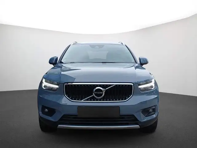 Volvo XC40 view 2