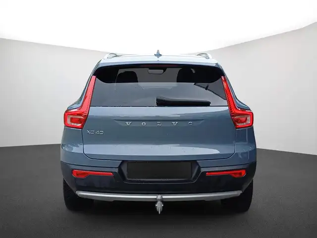 Volvo XC40 view 3