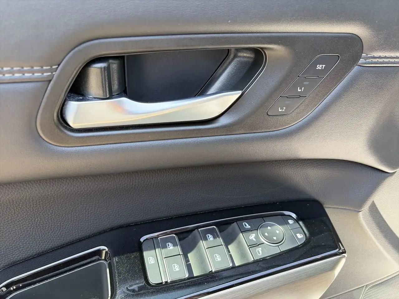 Nissan Pathfinder снимка Nissan Pathfinder